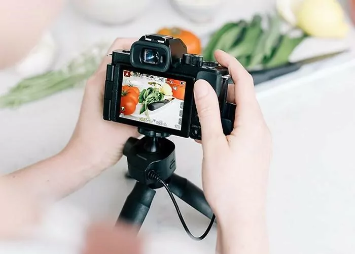 دوربین PANASONIC LUMIX G100 به علت اندازه و دستگیره خوش دستش کار را آسان کرده است.