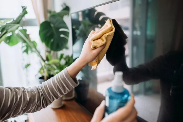 تمیز کردن شیشه تلویزیون 