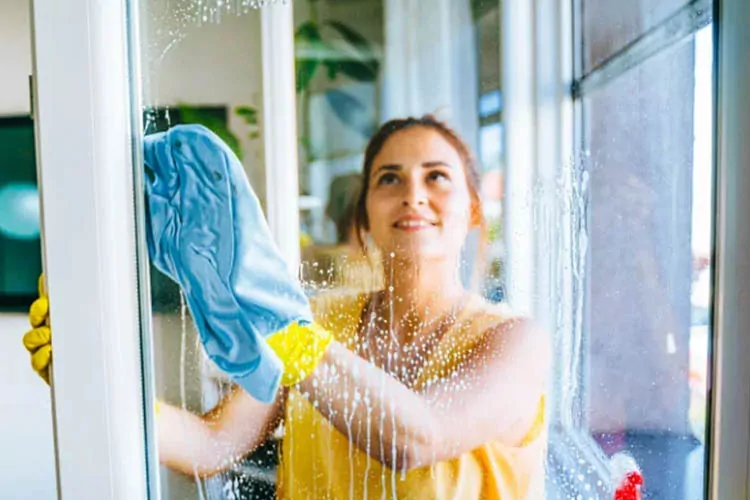 تمیز کردن شیشه با اسفنج