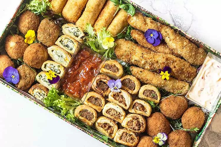 سینی مزه با فینگرفود و سوخاری