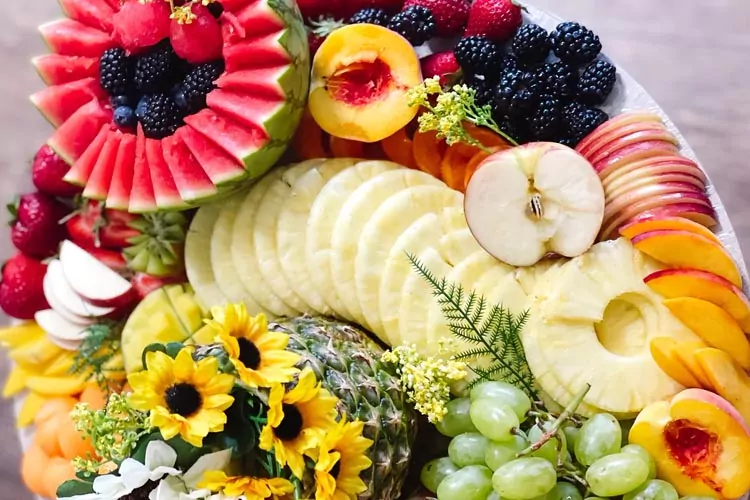 دیس میوه تابستانه با تزئین گل طبیعی