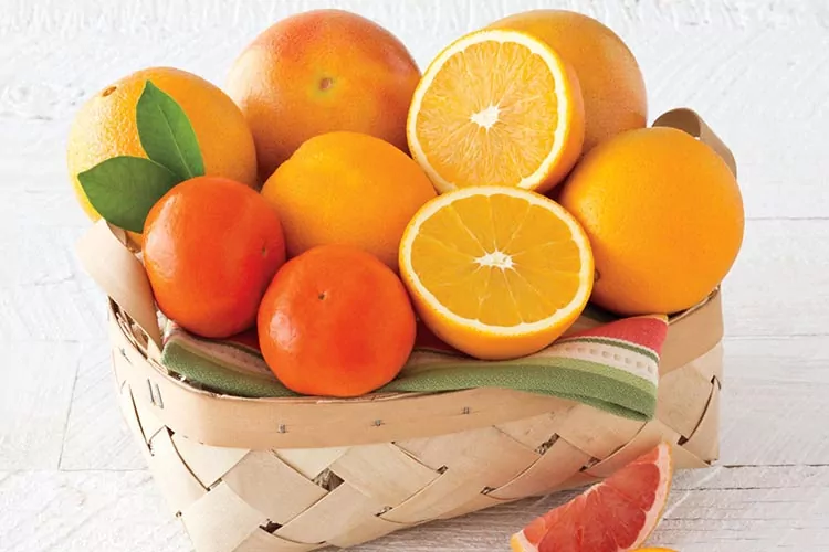 چیدن میوه در سبد حصیری