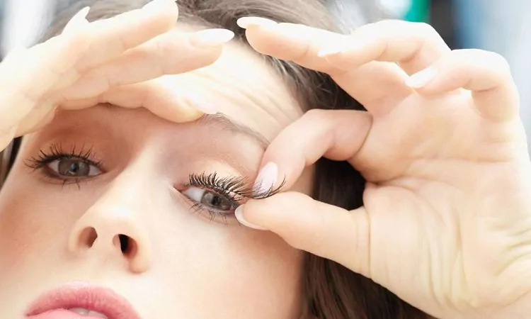 نکته چهارم از مژه مصنوعی استفاده کنید