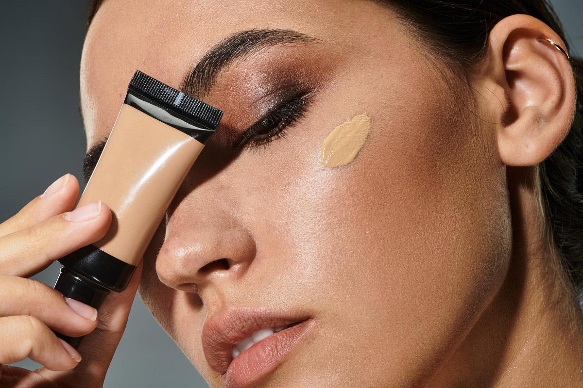 چه ویژگیهایی برای کرمپودر مناسب پوست چرب و جوشدار مهم است؟